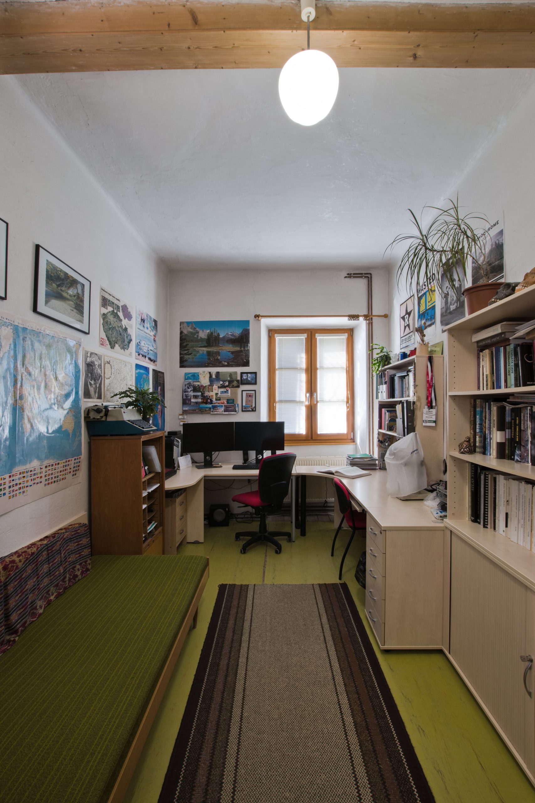 Interiérová fotografie obyčejné kanceláře či pracovny