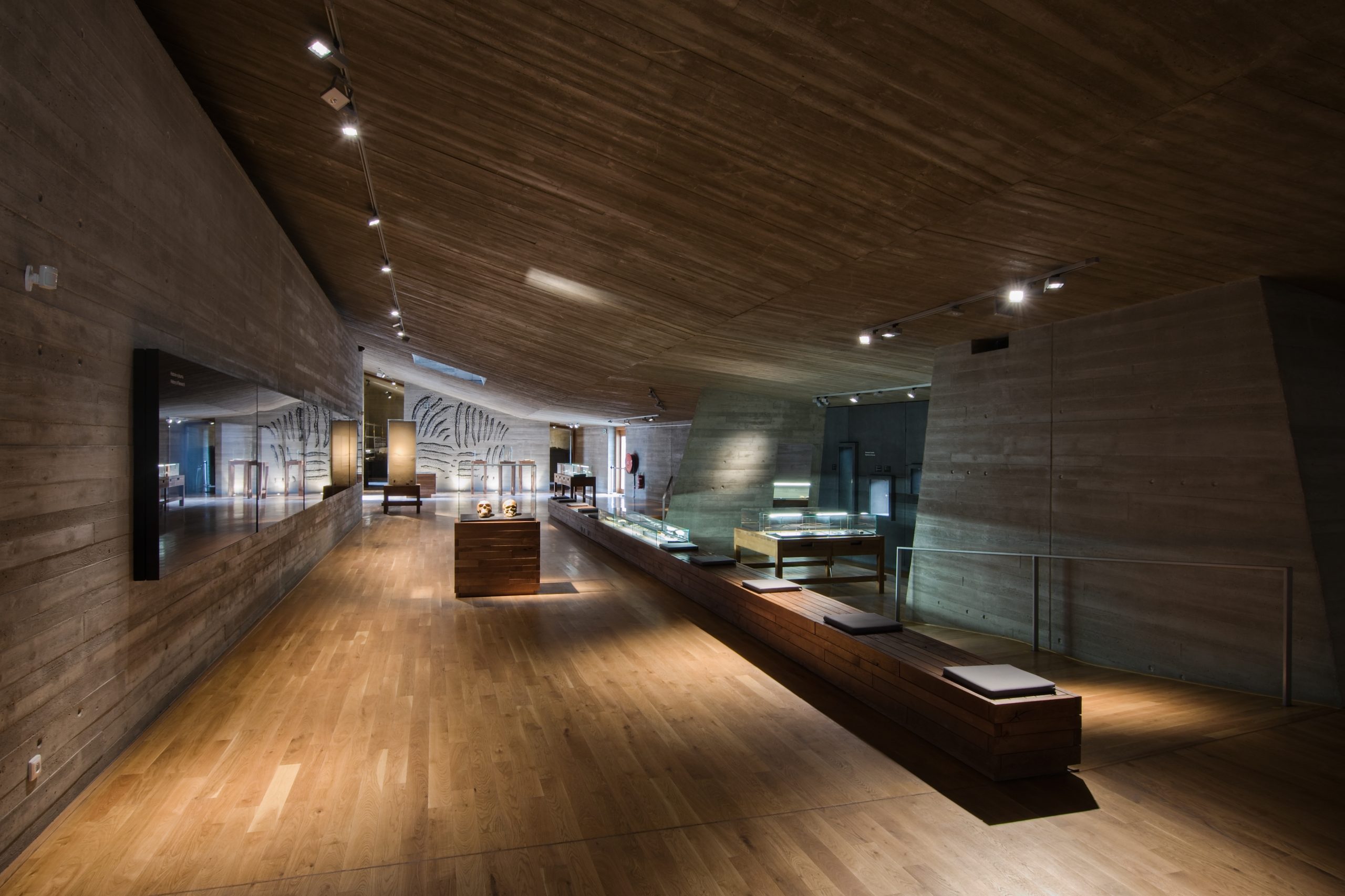 Archeopark Pavlov - fotografie vnitřních prostor muzea. Tmavé místo, přesto má zajímavé světlo