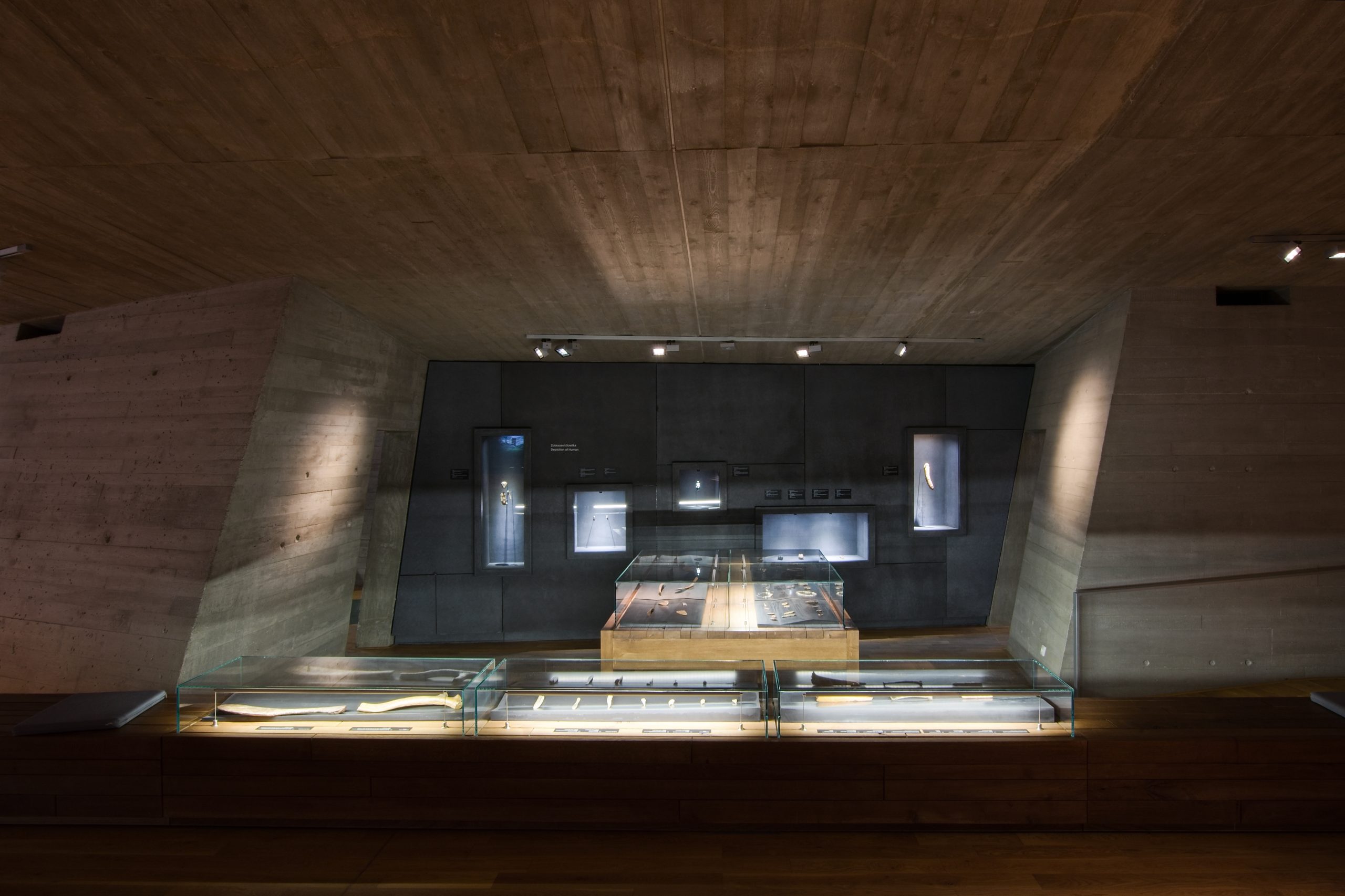 Fotografie interiéru Archeoparku Pavlov, tmavé prostory