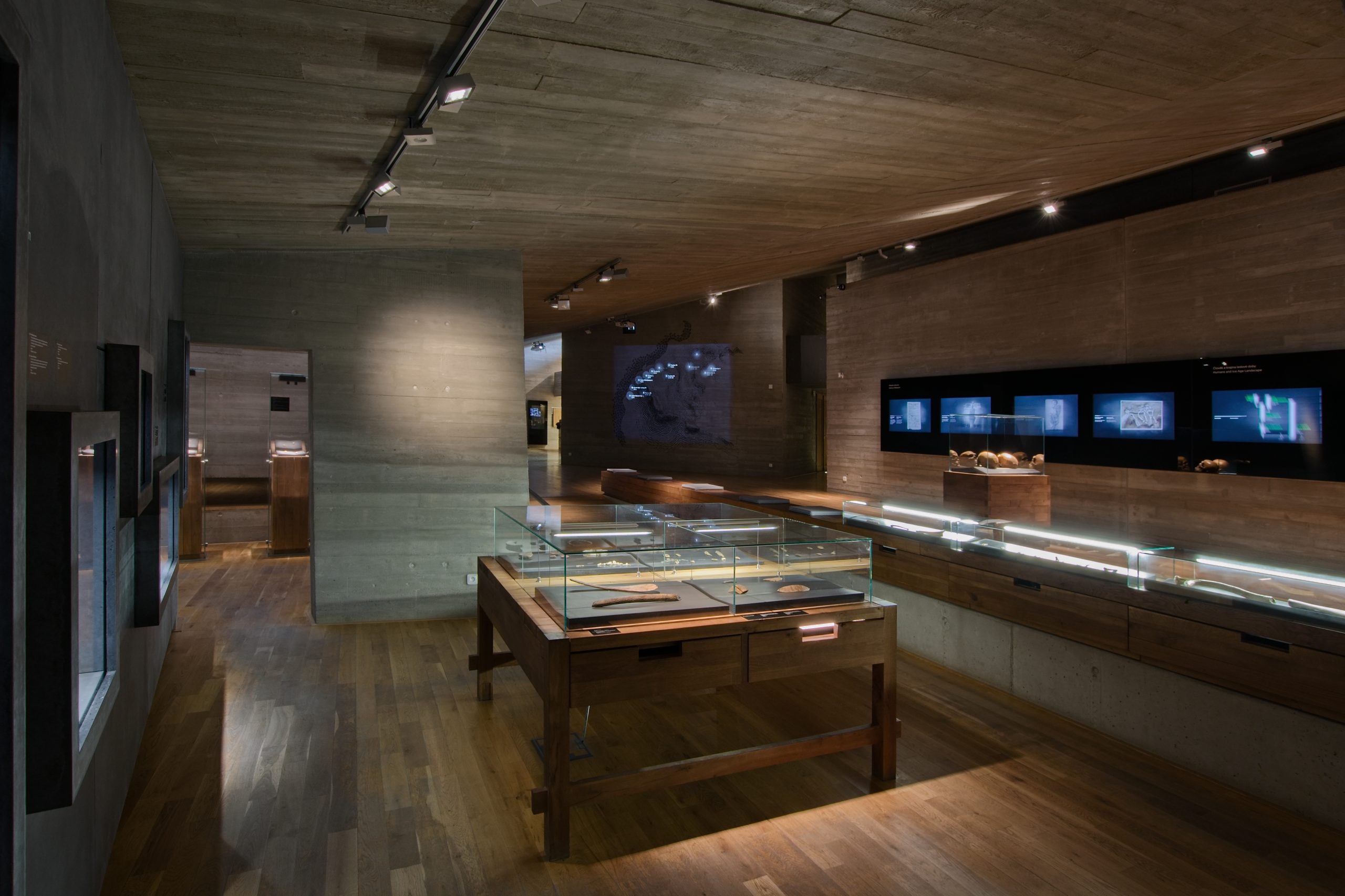 Archeopark Pavlov - fotografie interiér muzea, tmavé